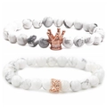 Detalle de pulseras de cuentas de turquesa blanca con colgantes de corona en oro rosa - Pulseras Howlita Blanca Oro Rosa