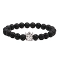 Bracciale in perline di pietra lavica con ciondolo a corona d'argento su sfondo bianco - Pietra Lavica Corona d'Argento