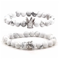 Set de pulseras de cuentas de turquesa blanca con dijes de corona plateados minimalistas - Pulseras Howlita Blanca Oro Blanco