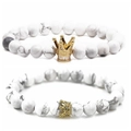 Detalle de las pulseras de cuentas de howlite blanca con dijes de corona dorada y piedras - Pulseras Howlita Blanca Dorado