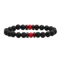 Dettaglio macro del bracciale in pietra lavica nera con accenti rossi e perline in legno - Howlite Rossa