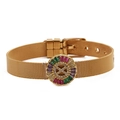 Detail van een gouden mesh armband met meerkleurige edelsteencirkel en glanzend X-symbool - Letter X