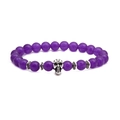 Détail d'un bracelet de perles violettes avec un charme en forme de crâne argenté - Crâne