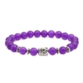 Vue macro de perles d'améthyste violettes et d'une breloque tête de Bouddha en argent vieilli - Tête de Bouddha