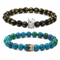 Detailweergave van zwarte en turquoise kralenarmbanden met gouden kroonbedels en gravures - Zes-Woorden Mantra Witgoud Grote Kroon Set