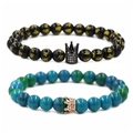 Detail van kralenarmbanden met kronen, zwarte kralen en marmeren natuursteen - Zes-Woorden Mantra Gun Black Grote Kroon Set