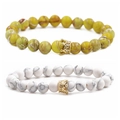 Detail von 8mm Natursteinperlen mit goldenen Kronenanhängern für DIY-Armbänder - Weiße Türkis Krone & Gelbe Kaiserstein Goldene Krone