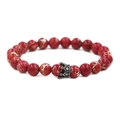 Makroaufnahme von 8mm roten Imperial Jaspis Perlen und schwarzer Krone am Perlenarmband - Rot Kaiserstein Gun Black Krone