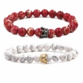 Dettaglio macro di braccialetti in pietra da 8mm con ciondoli a corona dorati e neri - Turchese Corona E Pietra dell'Imperatore Rossa Corona Nero Fucile