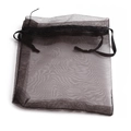 Detalle de bolsa de regalo negra en organza semitransparente con cordón de satén - 9x12cm / Negro Transparente