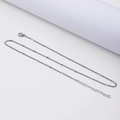 Dettaglio catena a maglie in acciaio inossidabile placcato oro 18k con chiusura a moschettone - Catena sottile per clavicola / Argento