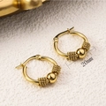 Orecchini a cerchio da 20mm in acciaio placcato oro 18K con perlina e spirali intrecciate - Oro