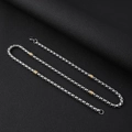 Détail du collier en acier inoxydable avec perles dorées texturées contrastées - Collier 55cm