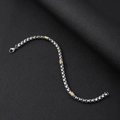 Gros plan détaillé d'un bracelet chaîne box avec des perles dorées texturées et un fermoir mousqueton - Bracelet 21cm