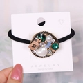 Coletero negro elegante con piedra verde perla de corazón y dijes de perfume - Colorido
