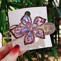 Pinza per capelli a fiore con cinque petali dorati e strass viola brillanti - Viola