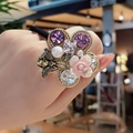 Barockperle Haargummi mit lila Kristall und Blumenakzenten auf schwarzem Gummiband - Lila