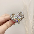 Elastisches Haargummi mit einem glitzernden Herz aus Strasssteinen und Perlen - Weiß