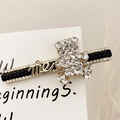 Schattige gouden beer haarclip met zwart geweven lint en glinsterende me-letters strass - Wit