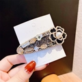Elegante pinza para el pelo de camelia con diamantes y perla en tarjeta de muestra - Champán