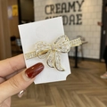Pinza para el pelo con forma de lazo con pedrería blanca y chapado en oro sobre cartón - Forma de lazo / Lazo Blanco