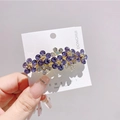 Detailansicht der lila Strass-Blumen-Haarklammer mit goldenem Sockel und Kristallen - Fünfblättrige Blume Federclip / Lila