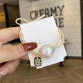 Élastique à cheveux perle sirène avec bande rose et pendentif métallique doré élégant - Perle Ronde Irisée (Corde Rose)