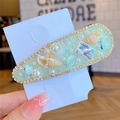 Barrette BB style bohème avec coquillage, perles et strass sur fond vert clair - Goutte d'Eau Verte