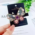 Pinza mariposa estilo barroco con gema púrpura, perlas y pequeñas rosas de tela rosa - Pinza de Mariposa Púrpura