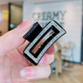 Dettaglio di un grande fermaglio rettangolare per capelli con doppie file di strass lucidi - Stile Quadrato 3,8cm / Nero