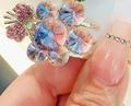 Fermaglio per capelli a grappolo con strass aurora e cuori rosa in oro - Uva Rosa