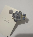 Fermaglio per capelli con fiore di cristallo viola e strass blu su base dorata - Uva Blu Fantasma
