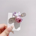 Détail de la pince à cheveux rose avec rose en satin, perles et strass Kissme - Violet