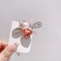 Detalle de horquilla con rosa de seda rosa, perla blanca y símbolo infinito de diamantes - Rosa