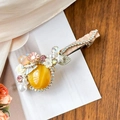 Fermaglio barocco con perla ambra, fiori rosa e perline su base in metallo oro - Fermaglio a Molla Color Occhio di Tigre