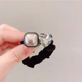 Détail d'un chouchou élastique avec cube argenté et breloque en cristal en forme de cœur - Sacré Cœur (Noir)