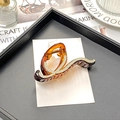 Détail d'une grande pince à cheveux dégradé ambre avec d'élégantes bandes de strass - Base Café Torsadée Croisée + Strass Blancs
