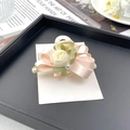 Detalle de pinza para el pelo con lazo de malla, rosa de tela amarilla y perlas - Tipo A Rosa