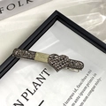 Luxus-Haarspange mit grauen Strasssteinen, goldener Gravurplatte und Herz-Dekoration - Herz-Stil Entenschnabel-Clip