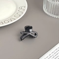 Eleganter schwarzer Haarklammer mit Strass-Infinity-Design auf grauem Hintergrund - Gedrehter Stil Schwarz Basis Mit Schwarzem Strass