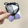Détail de l'élastique fraise violette avec strass brillants et nœud en maille noire chic - Cravate à cheveux / Violet Clair Fraise