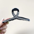 Détail de la pince à cheveux noire ornée de strass gris brillants et élégants design - Pince Épaisse Base Noire Strass Noir