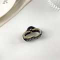 Dettaglio della molletta per capelli nera con eleganti strass dorati e design a nuvola - Nuvola Media Base Nera Strass Bianco