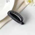 Detailansicht einer luxuriösen schwarzen Haarspange mit funkelnden Strasssteinen und Gravur - Hohl Ovale Bananenklammer Schwarz mit Schwarz-Weißen Strasssteinen (ADP)