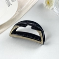 Vista dettagliata di una elegante pinza per capelli nera decorata con strass scintillanti - Mezzaluna Vuota Base Nera Con Strass Bianchi
