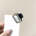 Dettaglio di un mini fermaglio per capelli nero con bordi di strass scintillanti e ritaglio rettangolare - Base Nera Quadrata Media Strass Bianco