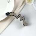 Dettaglio del fermaglio a banana con glitter dorati su resina nera in stile lusso - Fermaglio a Banana Intrecciato a Rombo (DH01249) / Nero Con Strass Bianchi