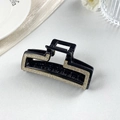 Dettaglio della molla robusta e dell'inserto in cristallo sulla clip per capelli - Quadrato Vuoto Base Nera Con Strass Bianchi