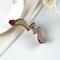 Dettaglio ravvicinato della molletta a banana color ambra con strass brillanti a onde - Fermaglio a Banana Intrecciato a Rombo (DH01249) / Marrone con Strass Bianchi