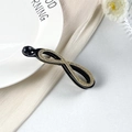 Dettaglio di un fermaglio per capelli a banana con strass su seta elegante - Fermaglio a Banana Infinito Forma a 8 (DH01249) / Nero Con Strass Bianchi